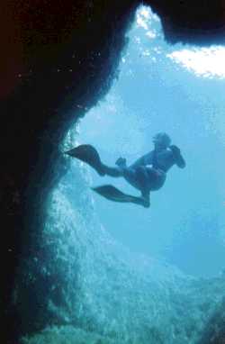 H&ouml;hle an der Blue Lagoon